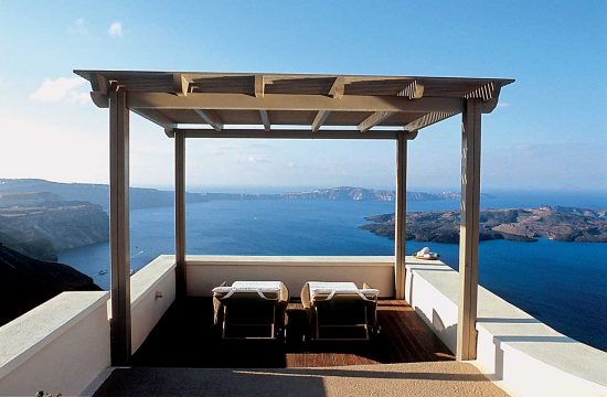Ξενοδοχείο χτισμένο στους απόκρημνους βράχους της Σαντορίνης με θέα στο ηφαίστειο (13 pics)