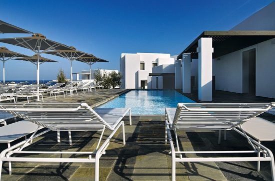Ένα πολυτελές ξενοδοχείο με κυκλαδίτικη αισθητική στο άγριο τοπίο της Φολέγανδρου (11 pics)