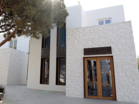Πόλος έλξης για τους διεθνείς οίκους μόδας η Μύκονος – Ποια brands εμπιστεύθηκαν το νησί των Ανέμων