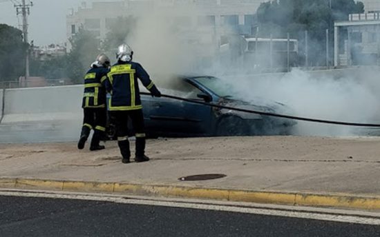 Αυτοκίνητο πήρε φωτιά στο «δαχτυλίδι» της Κηφισίας (pics)
