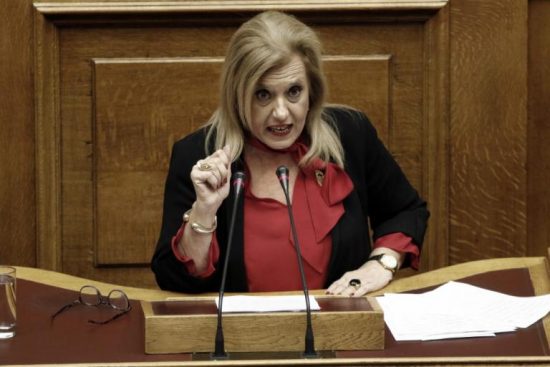 Άγριο επεισόδιο στη Βουλή: Η Μεγαλοοικονόμου επιτέθηκε με καρέκλες και την τσάντα της σε πρώην συνέργατή της!