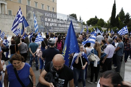 Τα ΜΑΤ επιτέθηκαν τρεις φορές για να διαλύσουν τη διαδήλωση στο Σύνταγμα – Παραμένει αμετακίνητος ο κόσμος (live)