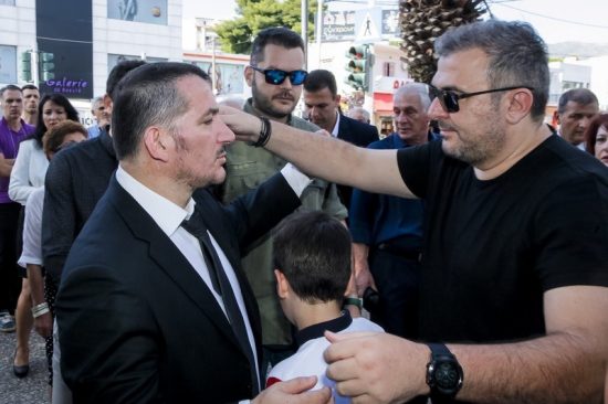 Συντετριμμένος ο Πύρρος Δήμας στο τελευταίο αντίο για την σύζυγό του Αναστασία (video)
