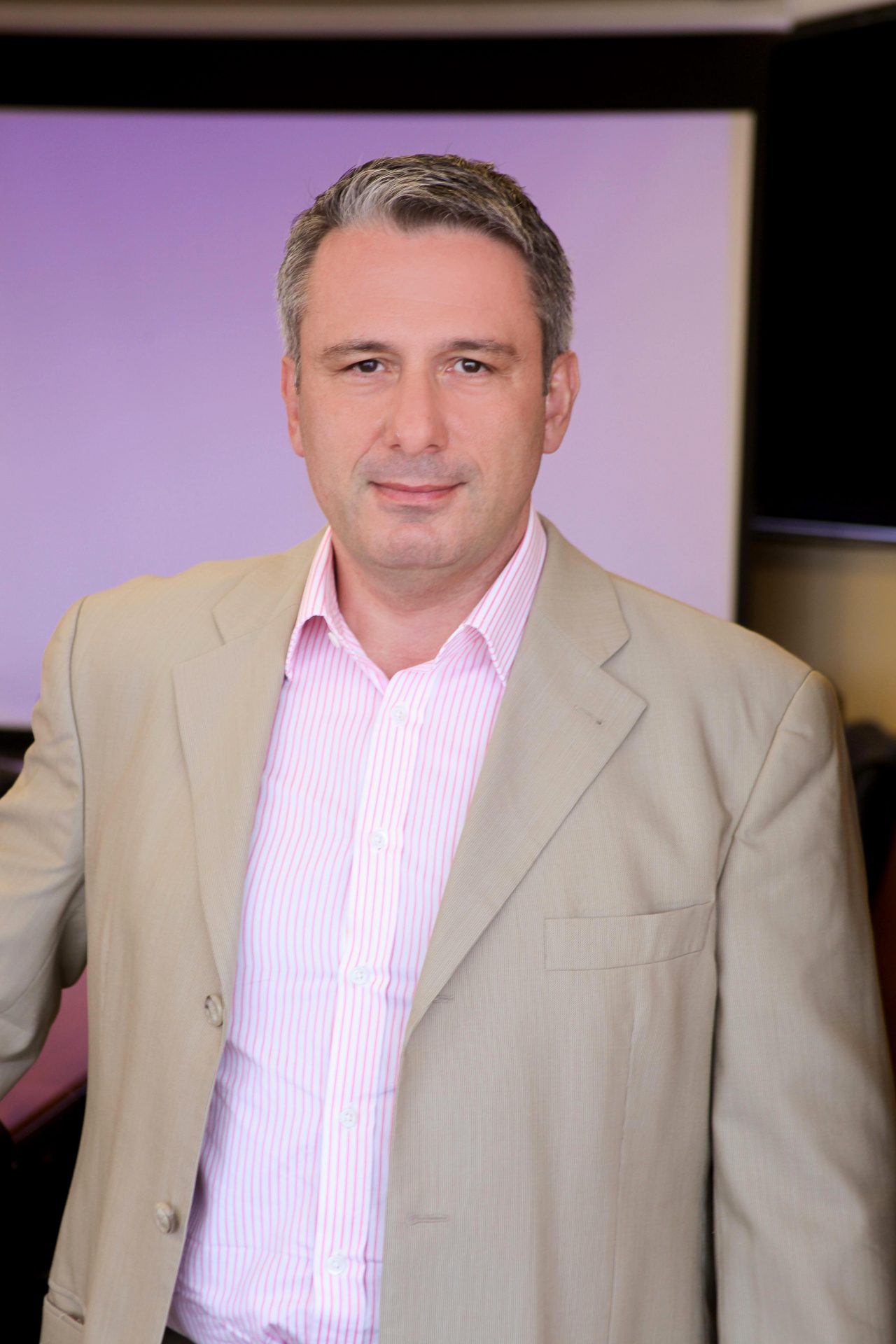 Αν. Αθανασόπουλος: Ο μάνατζερ που ανέλαβε να οδηγήσει την Dixons στη ...