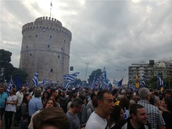 Θεσσαλονίκη: Επεισόδια μεταξύ ΜΑΤ και διαδηλωτών έξω από τα γραφεία του ΣΥΡΙΖΑ και των ΑΝΕΛ (video)
