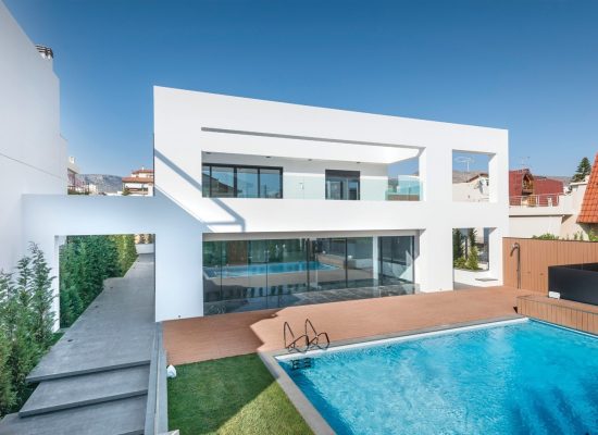 Ένα όμορφο και επιβλητικό σπίτι με έμφαση στη γεωμετρία στη Γλυφάδα (15 pics)