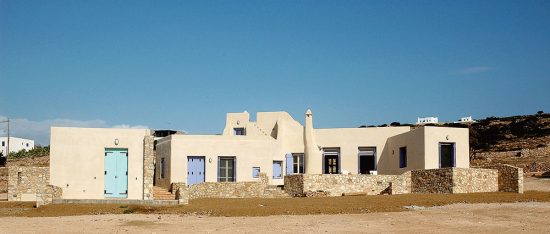 Ένα όμορφο εξοχικό που δένει αρμονικά με το κυκλαδίτικο τοπίο στο Άνω Κουφονήσι (12 pics)