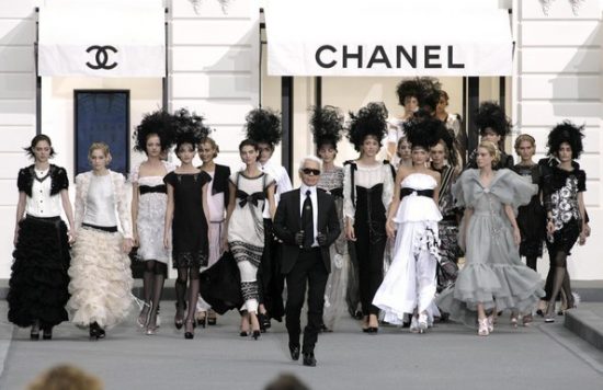 Γιατί η Chanel αποφάσισε να αυξήσει τις τιμές της αιφνιδιάζοντας την αγορά