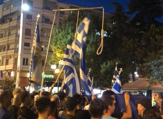 Ατελείωτη οργή για την συμφωνία Τσίπρα-Ζάεφ: Πολίτες έστησαν «κρεμάλες» στις Σέρρες για τους βουλευτές (pics, video)