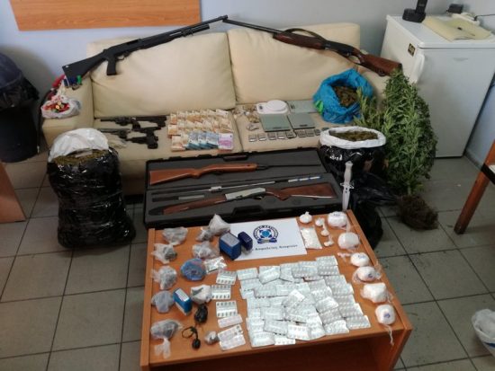 Όπλα, ναρκωτικά και δεκάδες χιλιάδες ευρώ βρέθηκαν σε καταυλισμούς Ρομά