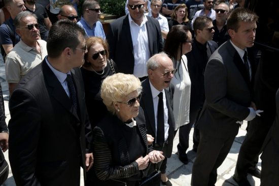 Συγκίνηση και θλίψη στο «τελευταίο αντίο» στον Παύλο Γιαννακόπουλο – Τα δάκρυα του Θανάση και του Δημήτρη