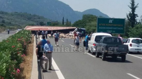 Ανατροπή νταλίκας στην Αθηνών-Λαμίας στο ύψος του Αγ. Κωνσταντίνου