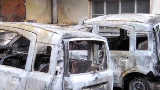 Πυρπόλησαν 9 οχήματα εταιρείας ταχυμεταφορών σε περιοχές της Αττικής