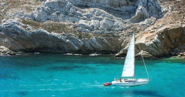Το γραφικό λιμανάκι, η αποκαλυπτική συζήτηση με τον τραπεζίτη, τα funds που έρχονται και οι διοικήσεις που φεύγουν…