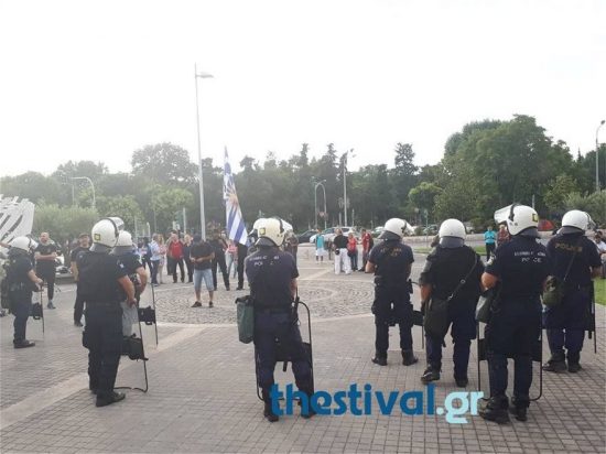 «Γιούχαραν» Αχτσιόγλου και Μπουτάρη έξω από το δημαρχείο Θεσσαλονίκης (video)