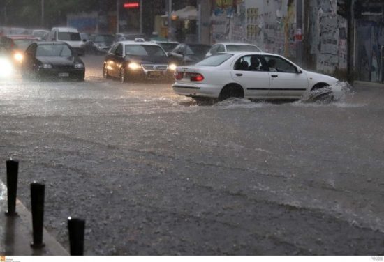 Χαλάζι και σφοδρή κακοκαιρία «έπνιξαν» τη Θεσσαλονίκη (video)