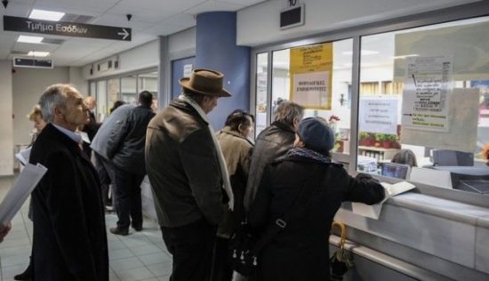 Κυβερνητικό αντίδωρο για την περικοπή του ΕΚΑΣ 