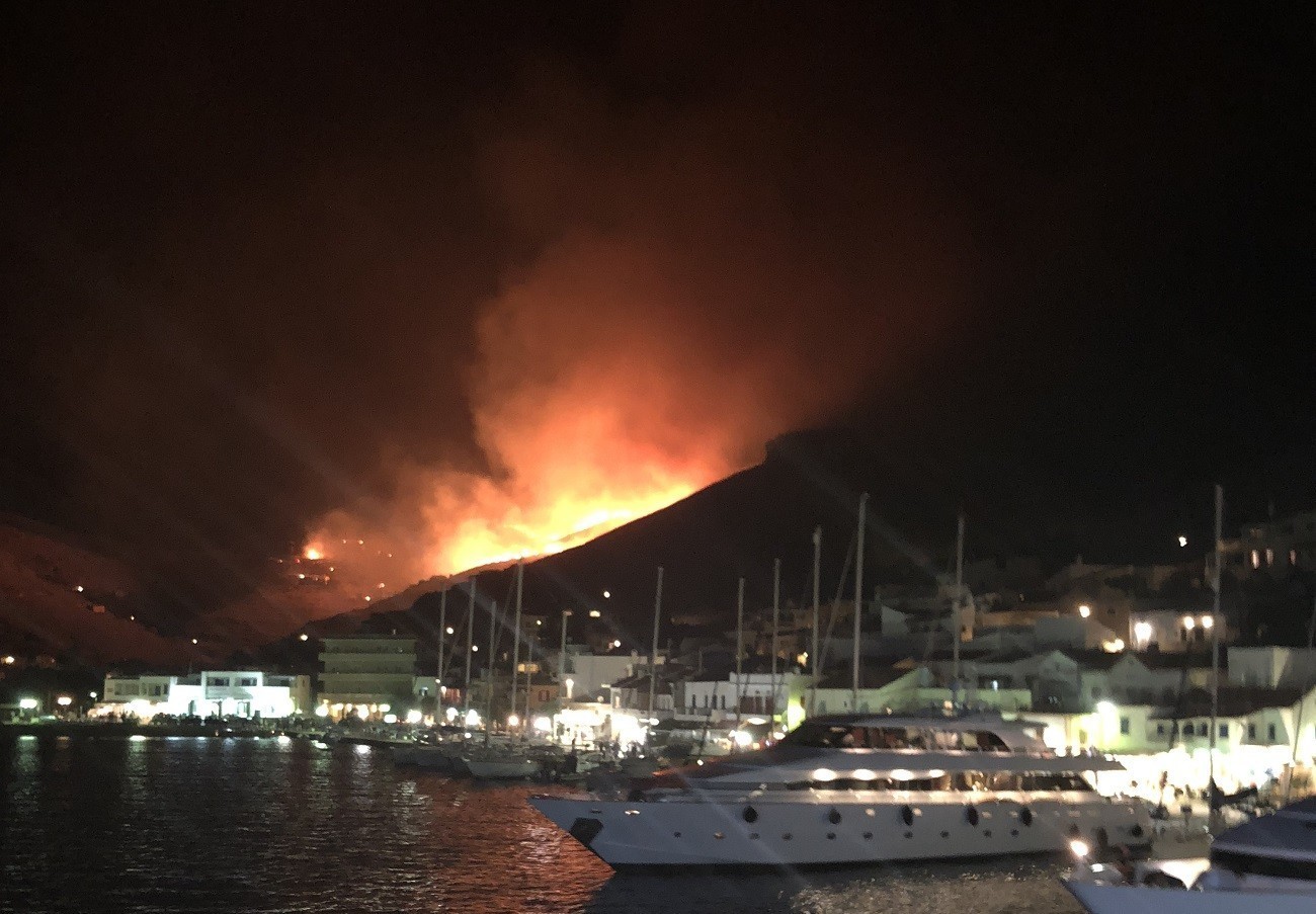 Μεγάλη πυρκαγιά καίει ανεξέλεγκτη στο νησί της Κέας – Μόνο ένας πυροσβέστης στο νησί (φωτογραφίες και video)
