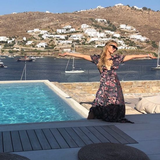 Στη Μύκονο η Πάρις Χίλτον με τον αρραβωνιαστικό της (video)