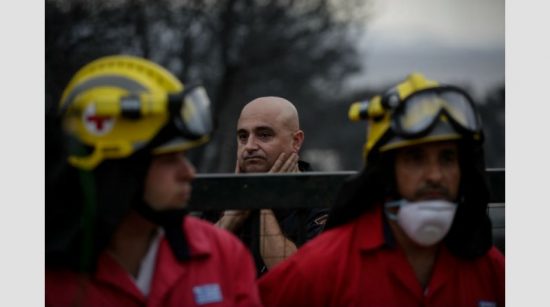 Σοκαριστικές εικόνες στο Μάτι – Σκύλος φύλαγε την απανθρακωμένη σορό του αφεντικού του