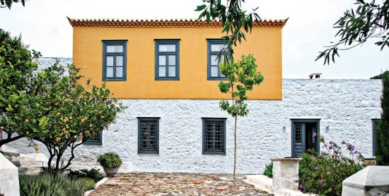 Μια αναπαλαιωμένη αρχοντική κατοικία στην Ύδρα με συγκλονιστική θέα (pics)
