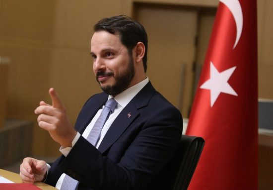 Αυτός είναι ο γαμπρός του Ερντογάν που «γκρέμισε» την τουρκική λίρα