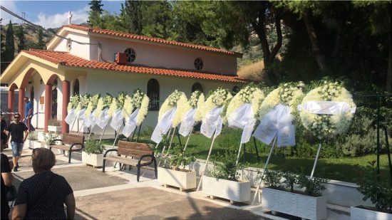 Βουβός πόνος στην Αργυρούπολη: Με λευκά τριαντάφυλλα αποχαιρέτησαν τον 15χρονο που αυτοκτόνησε