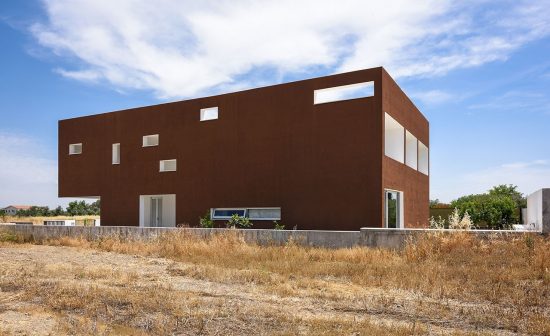 Μια ιδιαίτερη κατοικία με ενδιαφέρον design στη Λευκωσία της Κύπρου (13 pics)