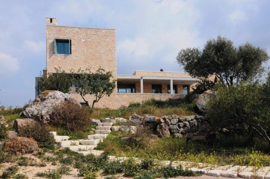 Τρεις παραθεριστικές κατοικίες σε ένα περιβάλλον με άγρια ομορφιά στην Αίγινα (10 pics)