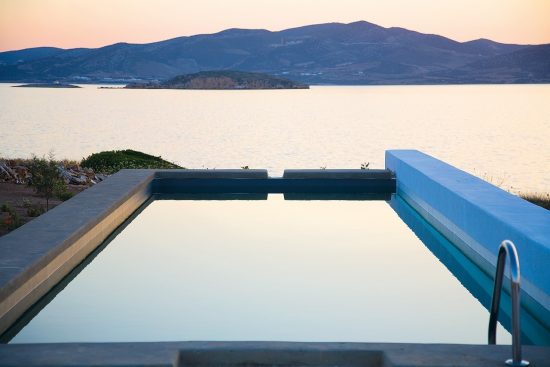 Μια εξοχική και όμορφη κατοικία κυκλαδίτικης αρχιτεκτονικής με θέα την Αντίπαρο (pics)