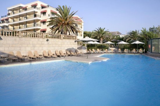 Ramada Attica Riviera: «Γλύτωσε από την πυρκαγιά και λειτουργεί κανονικά – Προσέφερε καταφύγιο στους πυρόπληκτους στο Μάτι»