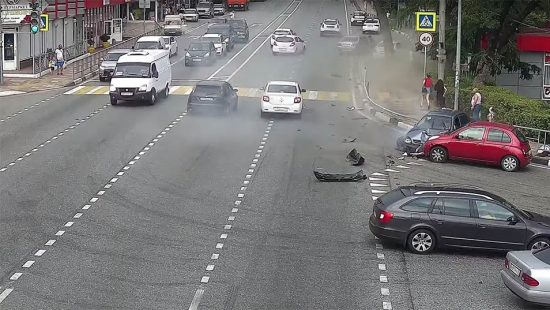 Δείτε το σοκαριστικό video της στιγμής που αυτοκίνητο παρασέρνει πεζούς στο Σότσι