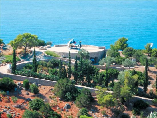Τζώρτζης Κουτσολιούτσος: Τι συμβαίνει με το σπίτι του στις Σπέτσες και γιατί σφίγγει ο κλοιός ρευστότητας για τη Folli Follie