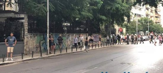 Θεσσαλονίκη: Επεισόδια μεταξύ διαδηλωτών για την Μακεδονία και αντεξουσιαστών (video)