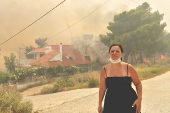 Ο Αρκάς για την εθνική τραγωδία: Με μαύρο φόντο και πιο αληθινός από ποτέ