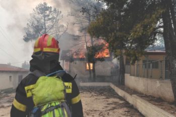 Ο πυροσβέστης Νίκος Ρουκούδης μιλά για την φονική πυρκαγιά: «Είδα τον εαυτό μου στον καθρέπτη, είχε αλλάξει λόγο της φρίκης»