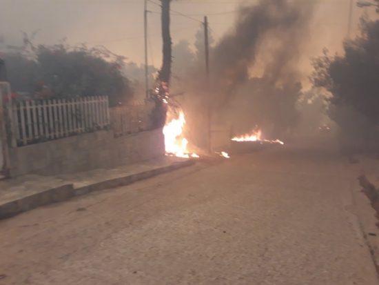 Καίγεται η Κινέτα – Κάτοικοι εκκενώνουν τα σπίτια τους (pics-video-upd)