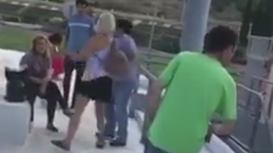 Γυναίκα από το Μάτι χτύπησε τον αντιδήμαρχο Μαραθώνα και εκείνος ανταπέδωσε (video)
