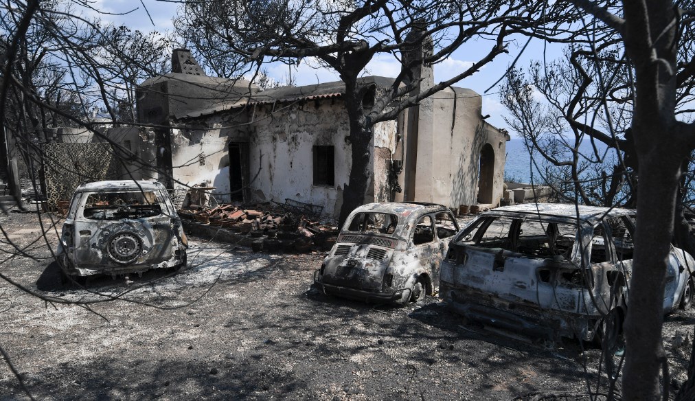 Καμένα αυτοκίνητα, σπίτια και δέντρα στο Μάτι, μετά την πυρκαγιά του 2018