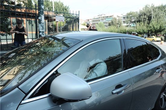 Με ασημί πολυτελές αυτοκίνητο ο Ψινάκης στην Ευελπίδων την ώρα που η Ελλάδα θρηνεί τους νεκρούς της
