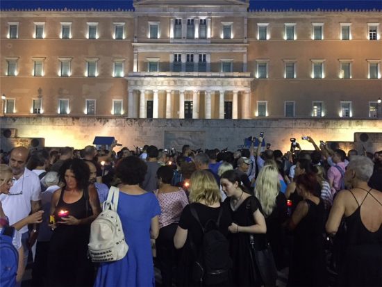 Εκατοντάδες πολίτες κατέβηκαν με ένα κερί στο Σύνταγμα για τα θύματα της τραγωδίας (video)