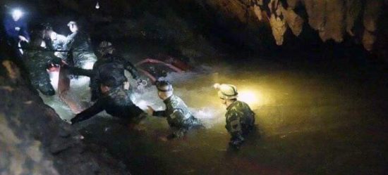 Επέζησαν 10 μέρες εγκλωβισμένοι σε σπηλιά στην Ταϊλάνδη!