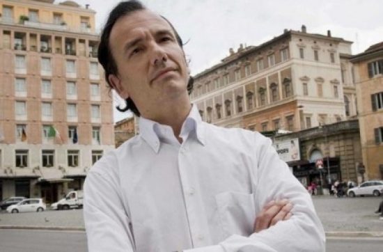 Tommaso Debenedetti: Ποιος είναι ο Ιταλός δημοσιογράφος που «πέθανε» τον Γαβρά και παγίδευσε τη Ζορμπά