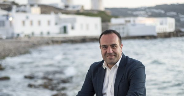 Ο Δήμαρχος της Μυκόνου μηνύει τον Τόσκα για την αστυνομική υποστελέχωση και την εγκληματικότητα