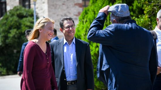 Φονική πυρκαγιά στο Μάτι: Η σύσκεψη, τα φιλιά και τα χαμόγελα της Δούρου και το πρωθυπουργικό tweet (video)