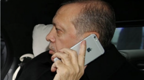 Τρέλα στην Τουρκία: Σπάνε και πυροβολούν τα iPhones μετά το μποϊκοτάζ του Ερντογάν