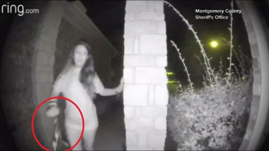 Η τραγική ιστορία πίσω από τη γυναίκα-φάντασμα που χτυπούσε κουδούνια στη μέση της νύχτας (video)