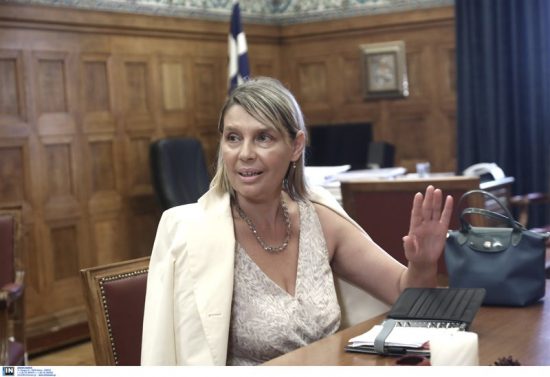 Φωνές και γιουχαΐσματα κατά της Κατερίνας Παπακώστα στην Αριδαία (video)