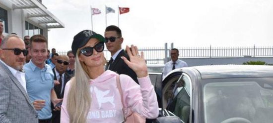 Η υποδοχή στην Πάρις Χίλτον στα Κατεχόμενα και η προκλητική ανάρτησή της πριν την άφιξη