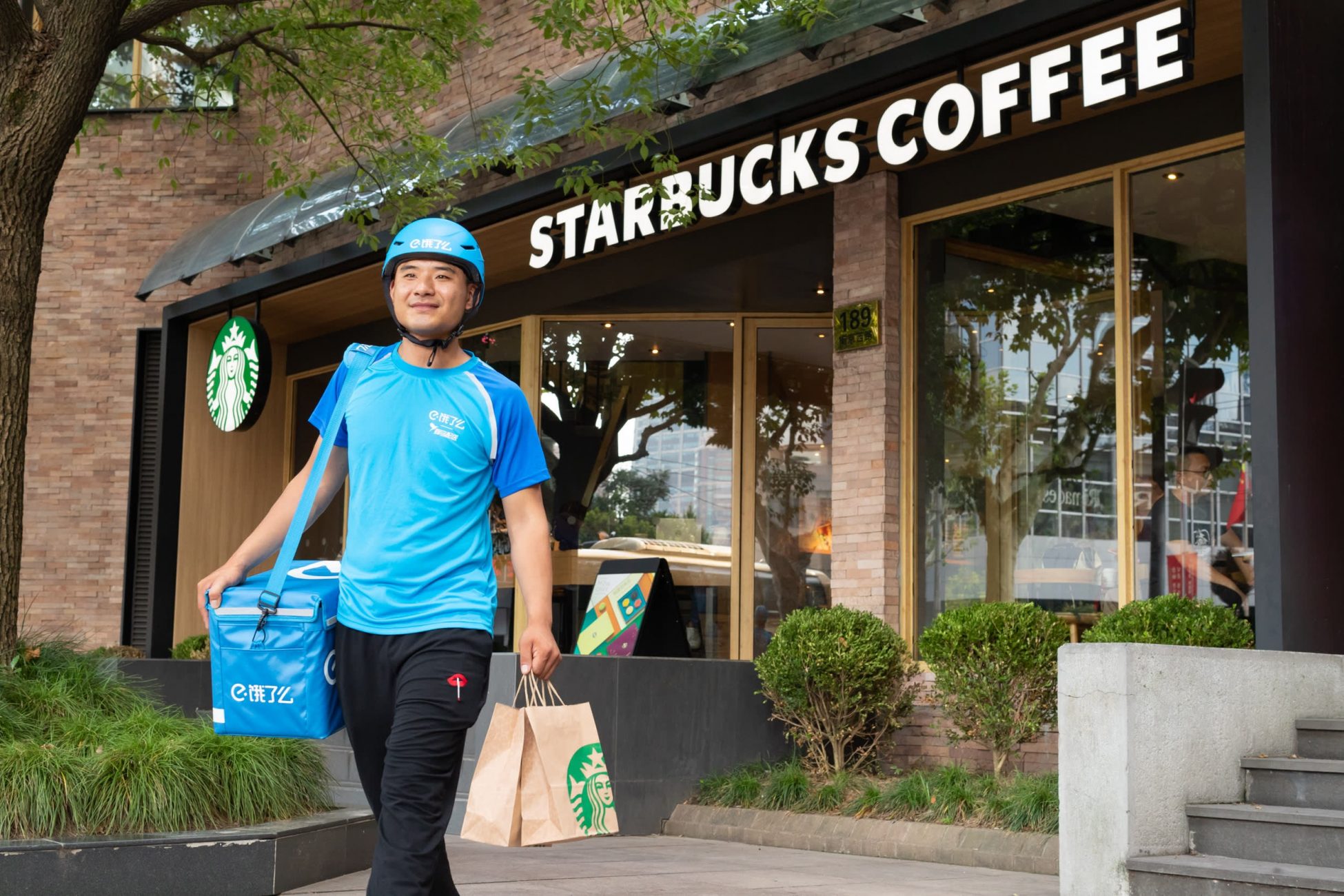 Αν ήσουν στην Κίνα, τον Starbucks καφέ σου θα στον έφερνε η Alibaba